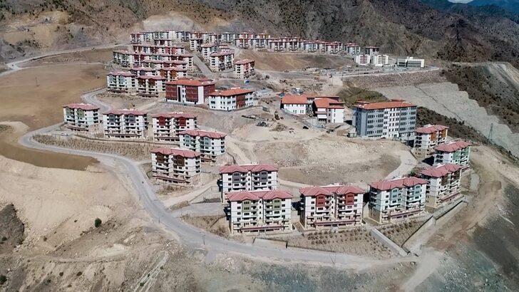 Baraj nedeniyle su altında kalacak Yusufeli ilçesi yeni yerine taşınmaya başladı G1