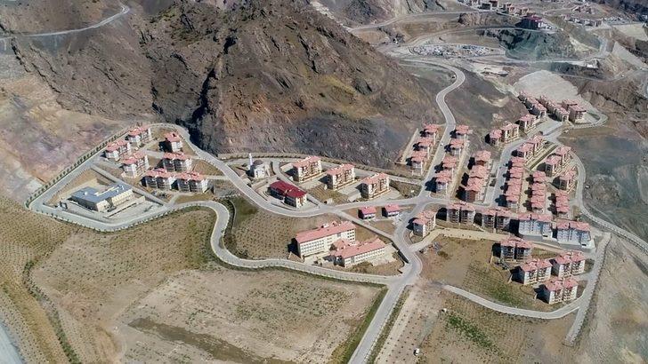 Baraj nedeniyle su altında kalacak Yusufeli ilçesi yeni yerine taşınmaya başladı G2