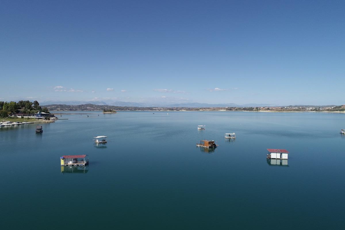 Adana Valiliğinden, Seyhan Baraj G&ouml;l&uuml;'ndeki "y&uuml;zen evler"le ilgili a&ccedil;ıklama:
