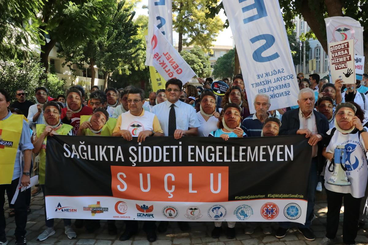İzmir'de sağlık&ccedil;ılar aile hekiminin darbedilmesini protesto etti