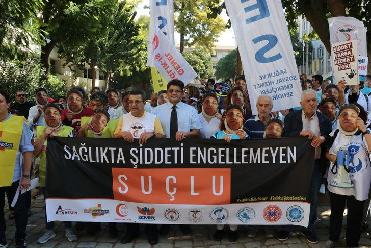 İzmir'de sağlıkçılar aile hekiminin darbedilmesini protesto etti G1