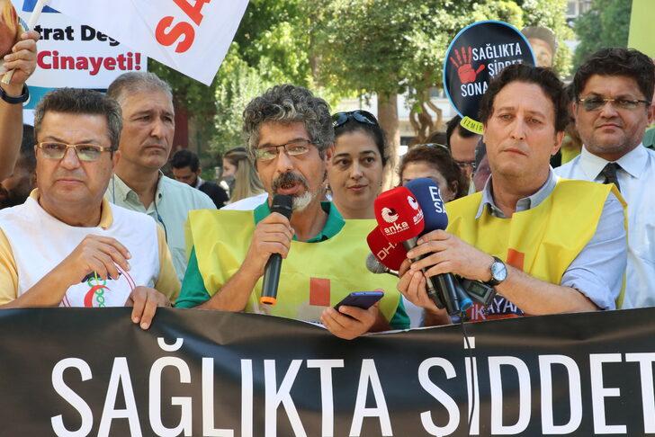 İzmir'de sağlıkçılar aile hekiminin darbedilmesini protesto etti G5
