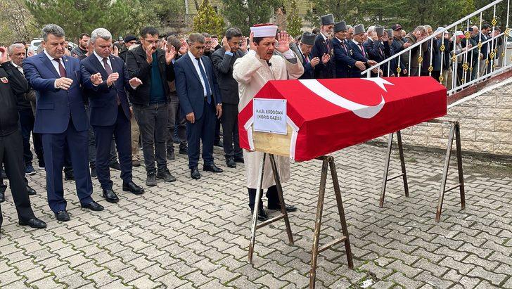 Karabük'te vefat eden Kıbrıs gazisi son yolculuğuna uğurlandı G3