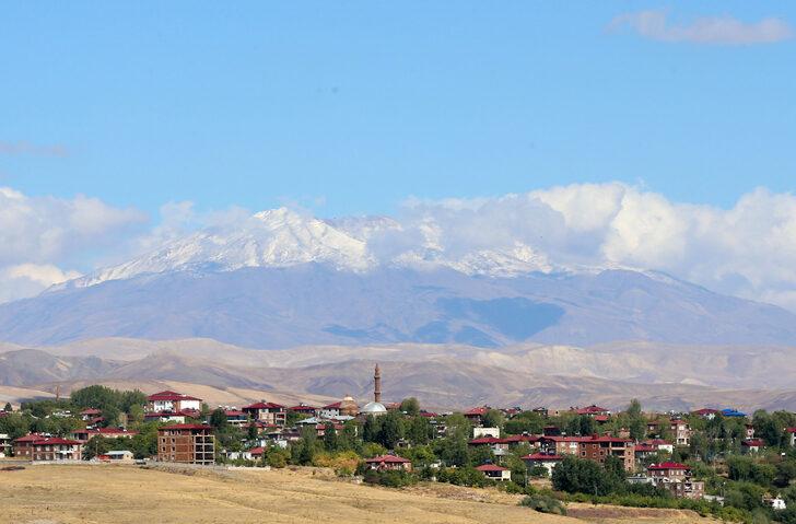 Süphan Dağı'nın zirvesi karla kaplandı G2