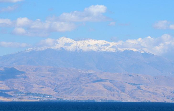 Süphan Dağı'nın zirvesi karla kaplandı G4