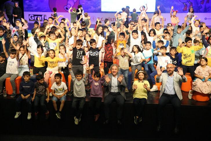 Sur Kültür Yolu Festivali'nde Diyarbakırlı çocuklar "Kral Şakir"i izledi G1