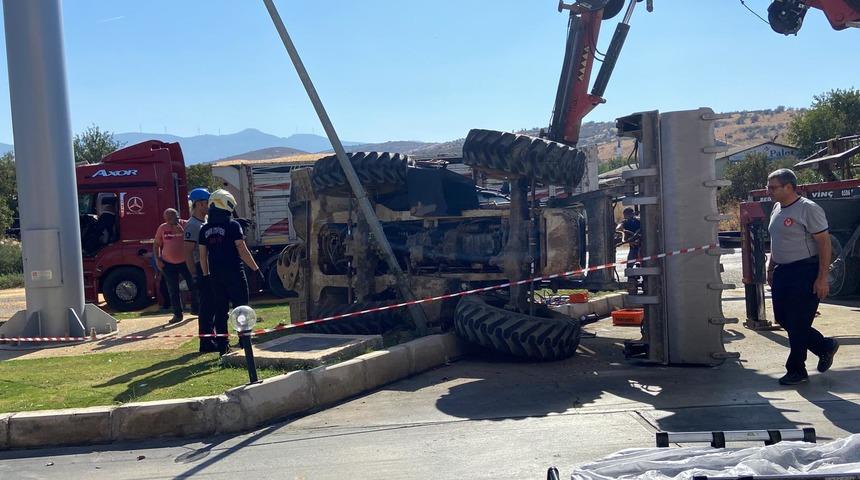İzmir'de tırın iş makinesine çarpması sonucu 1 kişi öldü, 1 kişi yaralandı