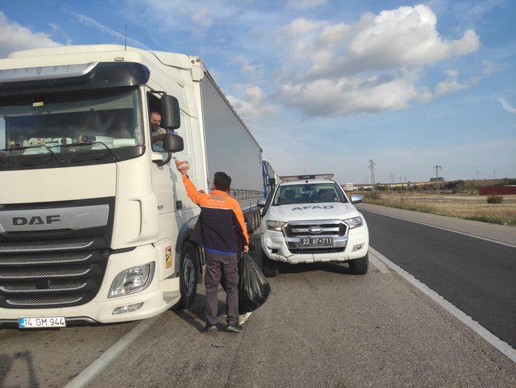 AFAD'dan sınır kapısında bekleyen tır şoförlerine kumanya ikramı G2