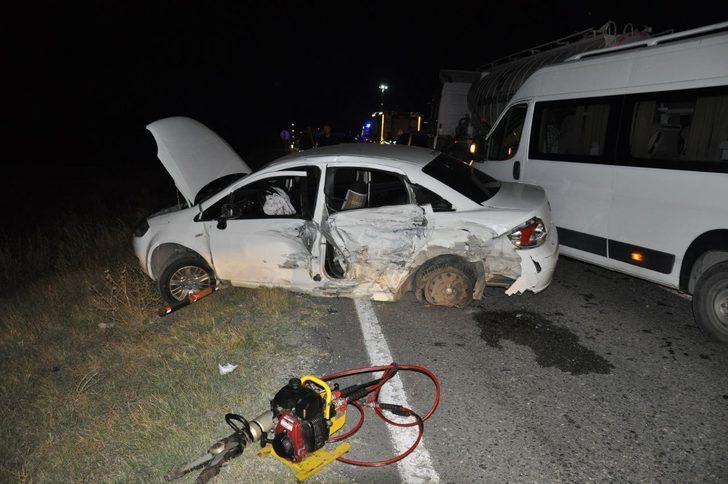 Korkunç kaza: Arabalardan biri paramparça oldu! 1 ölü, 8 yaralı G1