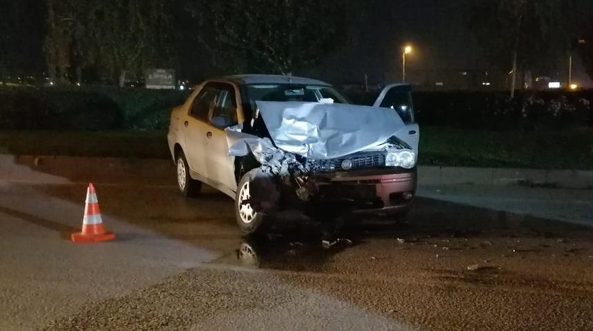 Bursa'da iki otomobil ve yayanın karıştığı kazada 3 kişi yaralandı