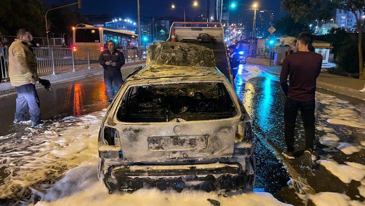 Ataşehir'de seyir halindeyken alev alan otomobilde büyük hasar oluştu G2