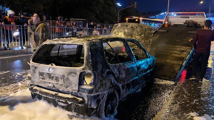Ataşehir'de seyir halindeyken alev alan otomobilde büyük hasar oluştu G3