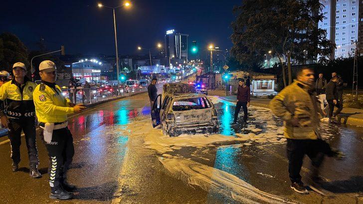 Ataşehir'de seyir halindeyken alev alan otomobilde büyük hasar oluştu G4