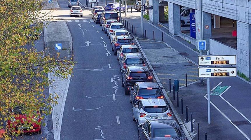 "Ülkemde ilk defa böyle bir şeyle karşılaşıyorum" Benzin almak için saatlerce kuyrukta beklediler! Tartışmalar, kavgalar...
