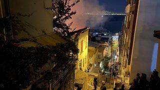 İzmir'de 3 katlı binada çıkan yangında 2 kat tamamen yandı