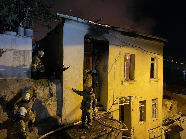 İzmir'de 3 katlı binada çıkan yangında 2 kat tamamen yandı G3