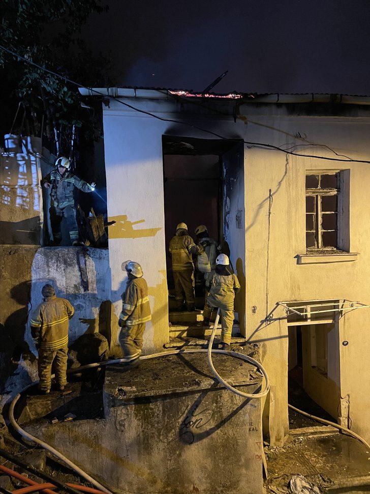 İzmir'de 3 katlı binada çıkan yangında 2 kat tamamen yandı G4