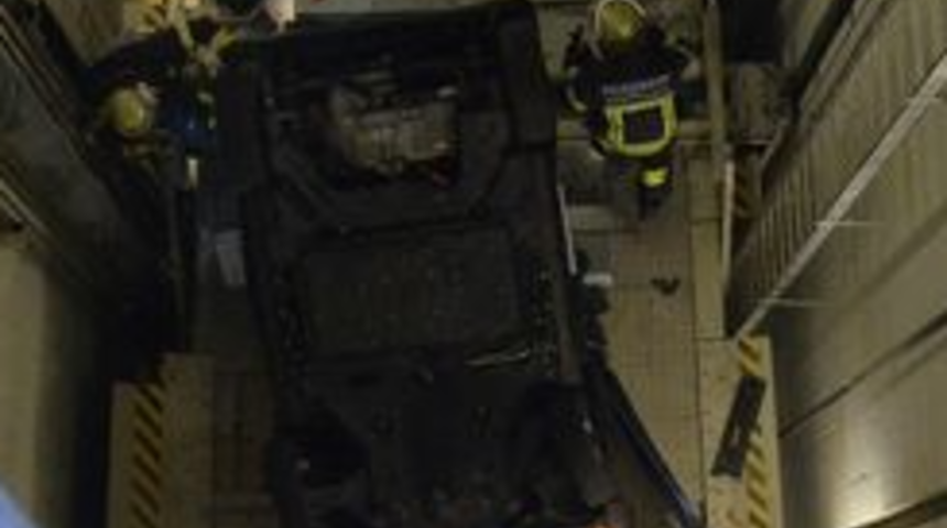  Yeraltındaki otoparkta aracını park etmek istedi! Asansör boşluğunu park yeri zannedince dehşeti yaşadı