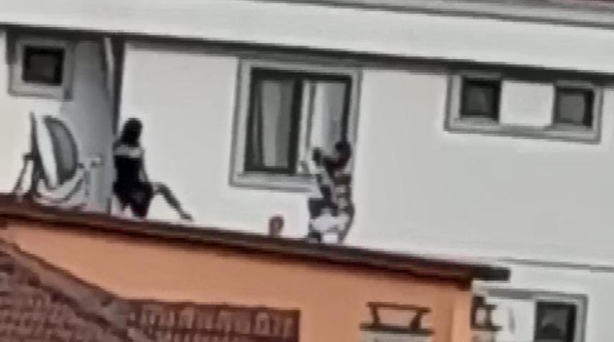 Gen&ccedil; kızların yaptığı, y&uuml;rekleri ağza getirdi! &Ccedil;atıya &ccedil;ıktılar, hi&ccedil;bir şeyi umursamadılar