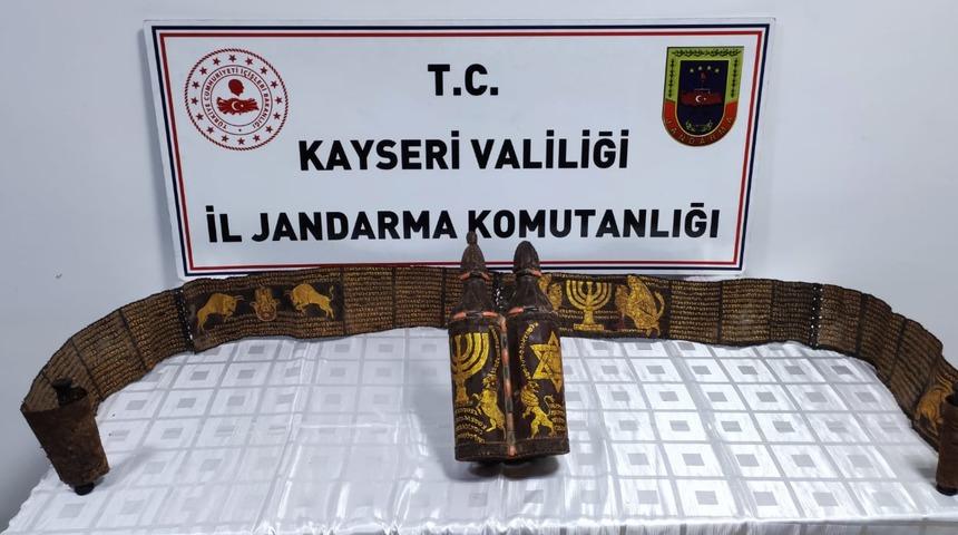 Kayseri'de tarihi eser niteliği taşıdığı değerlendirilen el yazması Tevrat ele geçirildi