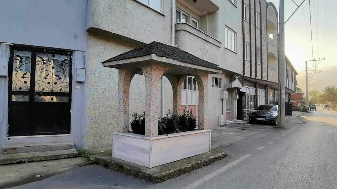 Bir il bu 'gizemli mezarı' konuşuyor: Halk ikiye b&ouml;l&uuml;nd&uuml;! Sosyal medyada olay yaratan videoyu milyonlar izledi