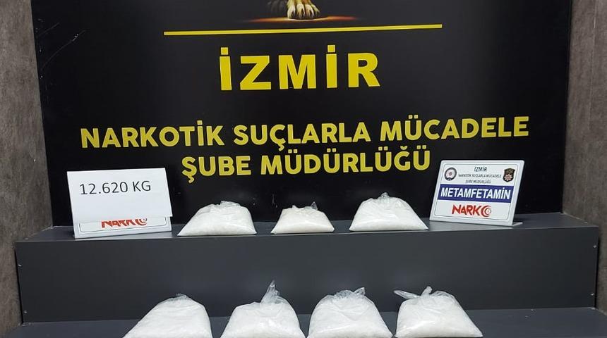 İzmir'de araçlarında uyuşturucu ele geçirilen 3 zanlı tutuklandı