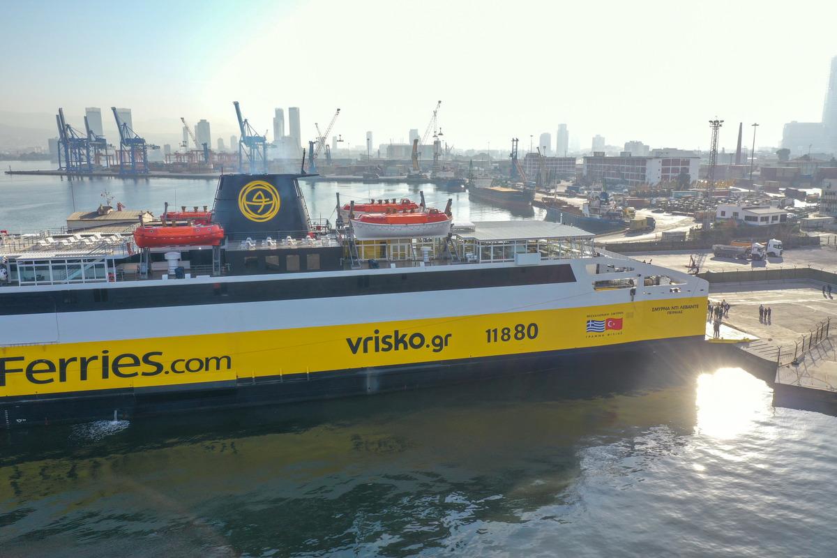 Selanik - İzmir seferini yapan ilk gemi İzmir Limanı'na yanaştı