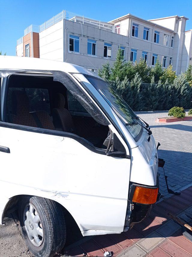 Kırklareli'nde panelvan ile hafif ticari aracın çarpıştığı kazada 3 kişi yaralandı