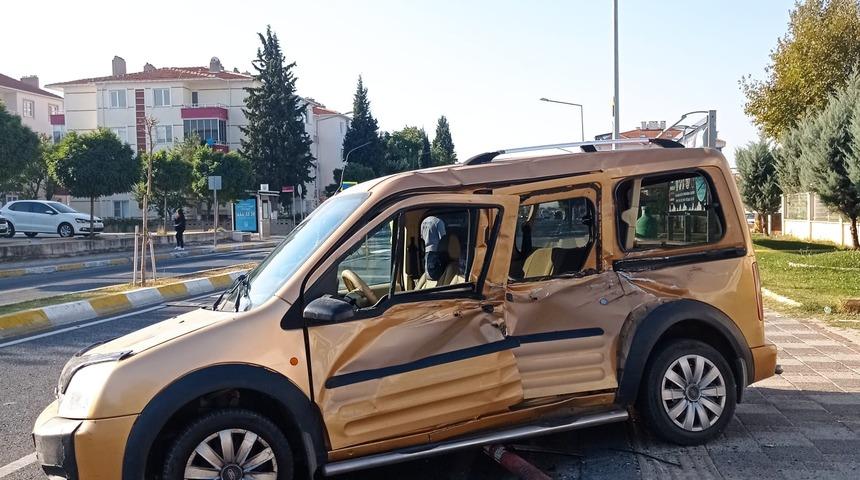 Kırklareli'nde panelvan ile hafif ticari aracın çarpıştığı kazada 3 kişi yaralandı