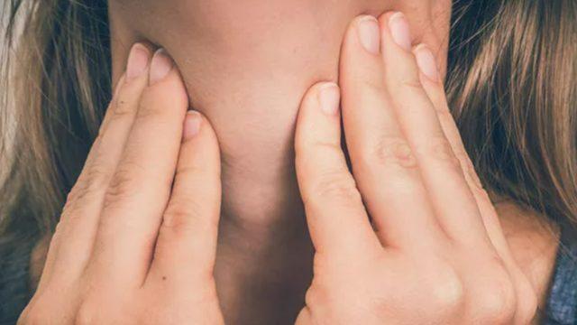 Geçmeyen sivilceleriniz varsa altında yatan neden ciddi olabilir! Evde bir bardak su ile tiroid hastalığınızı tespit edin