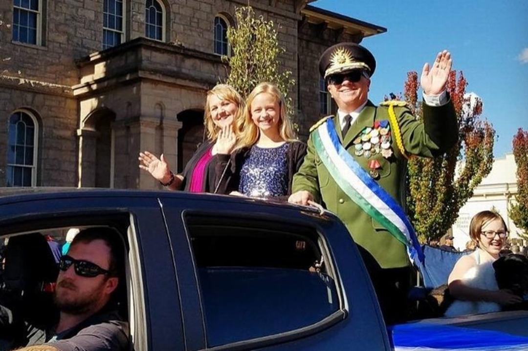 Kendi kendisini diktat&ouml;r ilan etti! &Uuml;lkesinin değeri &ccedil;ikolata par&ccedil;acıklı kurabiye kadar...