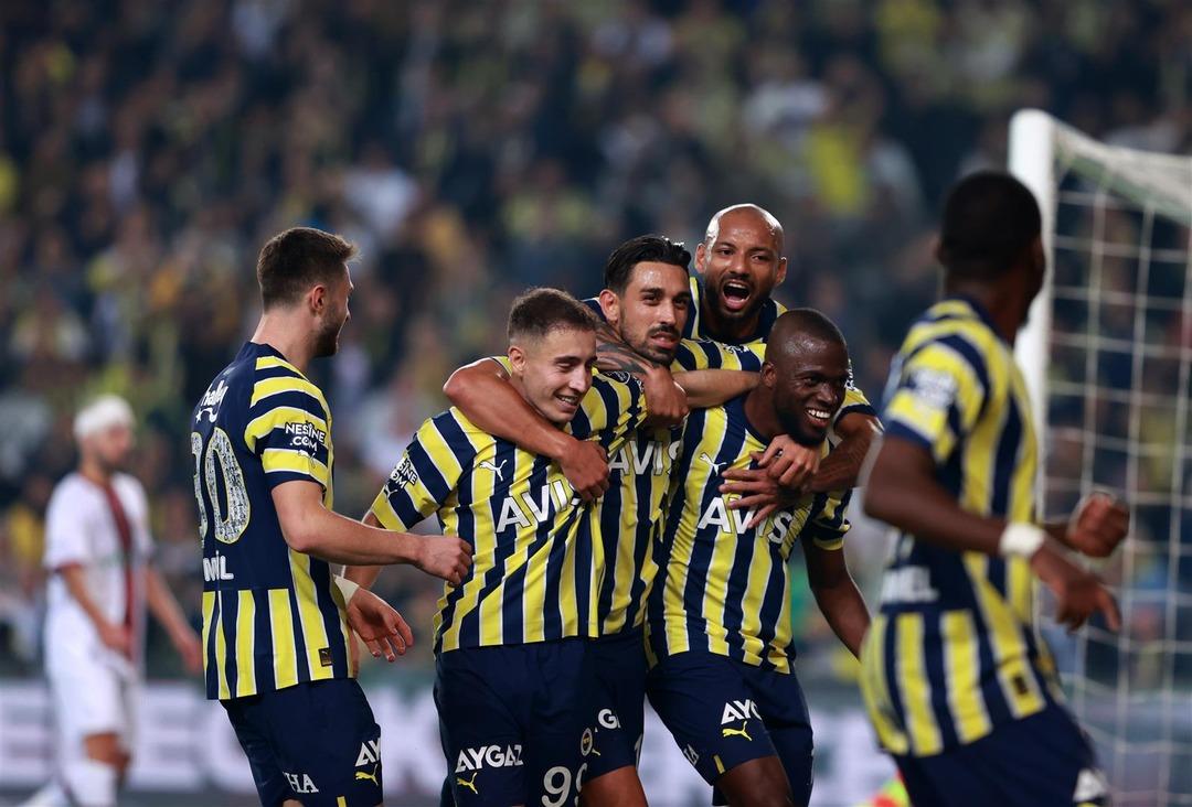 G&ouml;renler &ccedil;ok şaşırdı! Fenerbah&ccedil;eli İsmail Y&uuml;ksek, kahvehanede Trabzonspor - Kasımpaşa ma&ccedil;ını izledi!