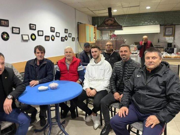 Görenler çok şaşırdı! Fenerbahçeli İsmail Yüksek, kahvehanede Trabzonspor - Kasımpaşa maçını izledi! G3