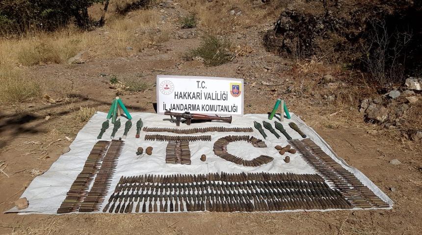 Hakkari'de terör operasyonunda el bombaları ve mühimmat ele geçirildi