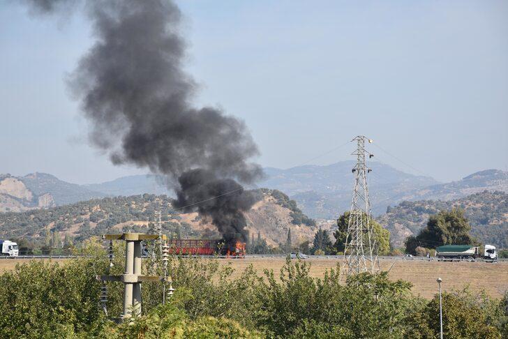 Aydın'da seyir halindeyken yanmaya başlayan tır kullanılamaz hale geldi G1