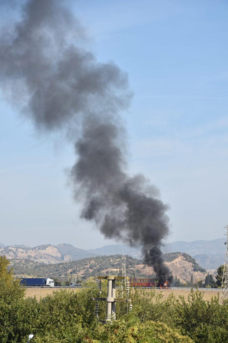 Aydın'da seyir halindeyken yanmaya başlayan tır kullanılamaz hale geldi G2