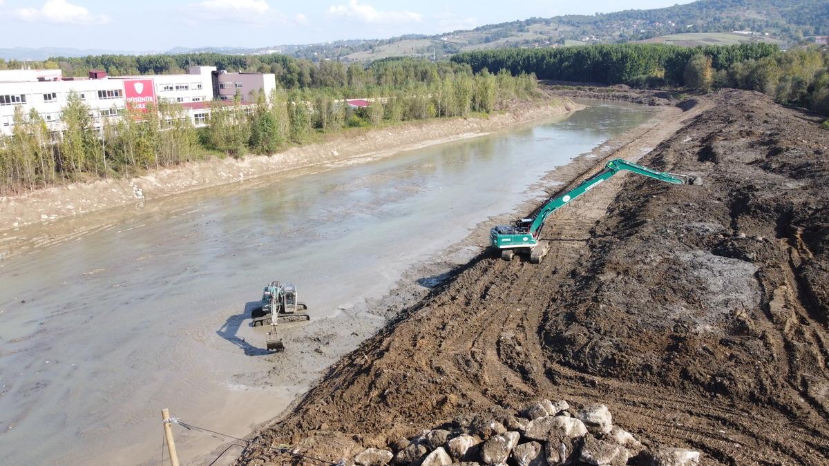 Bartın'da ırmak yatağı taşkın riskine karşı genişletiliyor