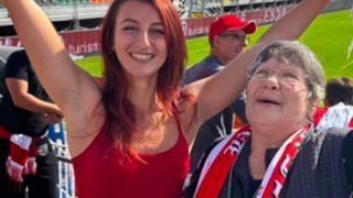 Bunu hep yapıyor! Sosyal medya fenomeni bu kez yanına 79 yaşında bir kadını alarak tribünün ortasında pantolonunu indirdi