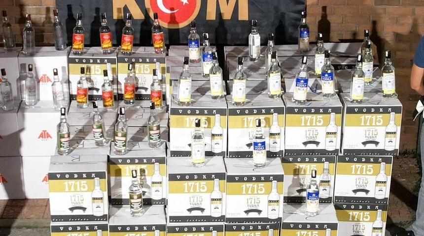 Yalova'da bir araçta 1380 şişe sahte içki ele geçirildi