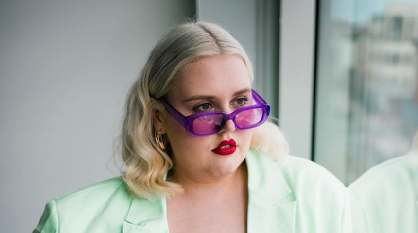 Büyük beden model Abby Bible transparan elbisesiyle kalıpları alt üst etti! “Kadınsı olarak görülmeyeceğimi kabul etmiştim”