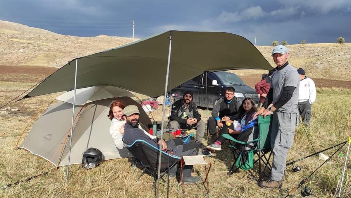 Doğa tutkunları Sivas'taki T&ouml;d&uuml;rge G&ouml;l&uuml;'nde kamp yaptı