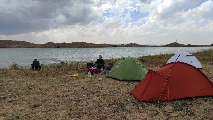 Doğa tutkunları Sivas'taki Tödürge Gölü'nde kamp yaptı G3