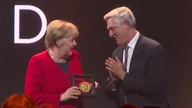 Merkel ödülü aldı, konuşmasında Türkiye'yi övdü