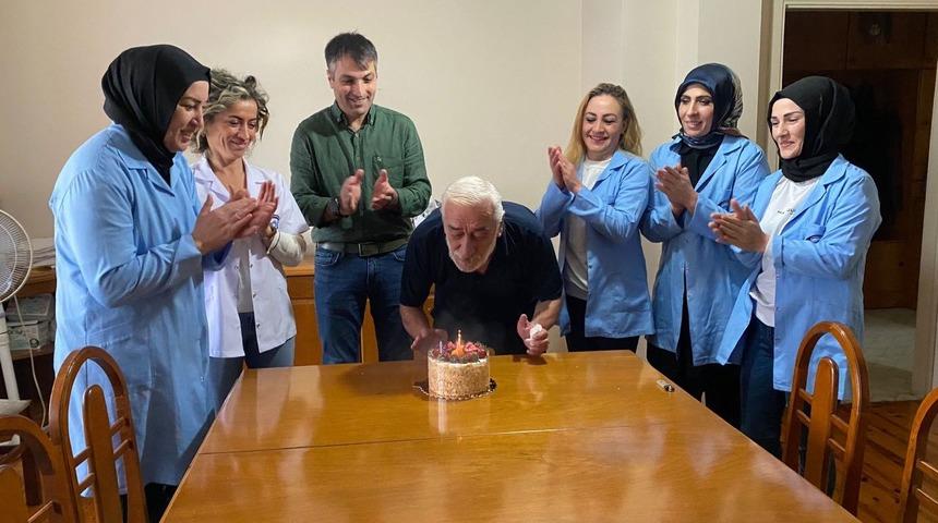 Trabzon'da belediyeden evde bakım hizmeti alan kişiye doğum günü sürprizi