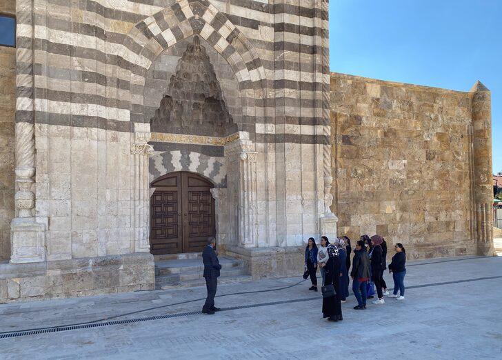 Kırşehir'e ilk kez gelen üniversite öğrencilerine tanıtım gezisi düzenleniyor G1