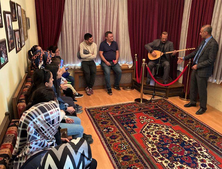 Kırşehir'e ilk kez gelen üniversite öğrencilerine tanıtım gezisi düzenleniyor G2