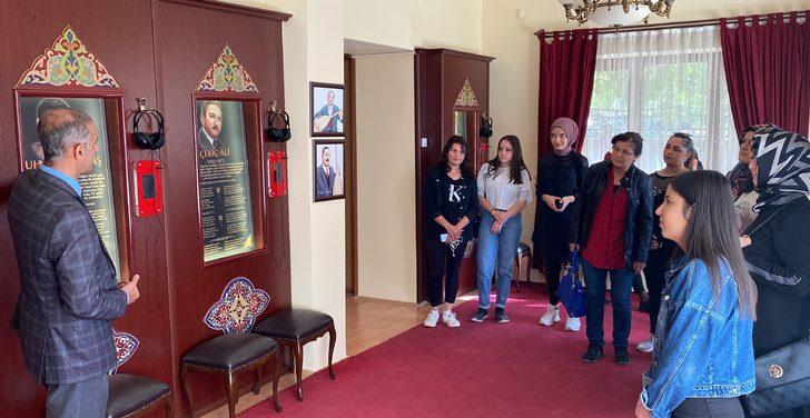 Kırşehir'e ilk kez gelen üniversite öğrencilerine tanıtım gezisi düzenleniyor G4