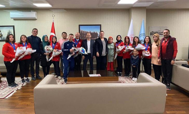 Avrupa şampiyonu Bocce Kadın Genç Milli Takımı'nın sporcuları Samsun'da çiçeklerle karşılandı G1