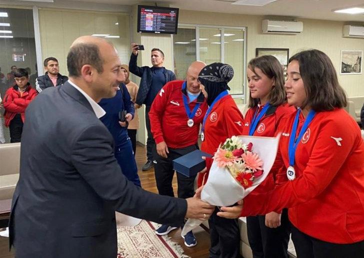 Avrupa şampiyonu Bocce Kadın Genç Milli Takımı'nın sporcuları Samsun'da çiçeklerle karşılandı G2