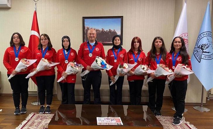 Avrupa şampiyonu Bocce Kadın Genç Milli Takımı'nın sporcuları Samsun'da çiçeklerle karşılandı G3